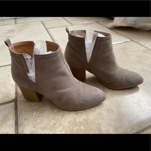 Qupid Faux Suede Stacked Heel Booties 7.5 Tan